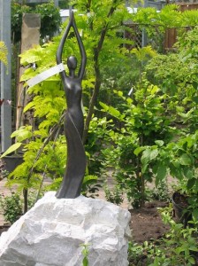 Harasimowicz ogrody - Figura z brązu - stojąca postać kobieca z wyciagniętymi w górę dłońmi